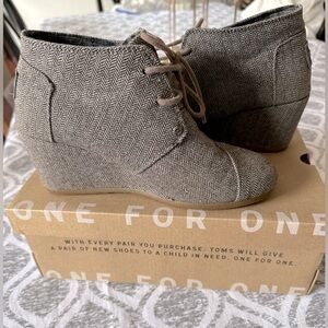 TOMS herringbone wedge ankle boots! Great for fall! 🍂 Sz. 7.5
